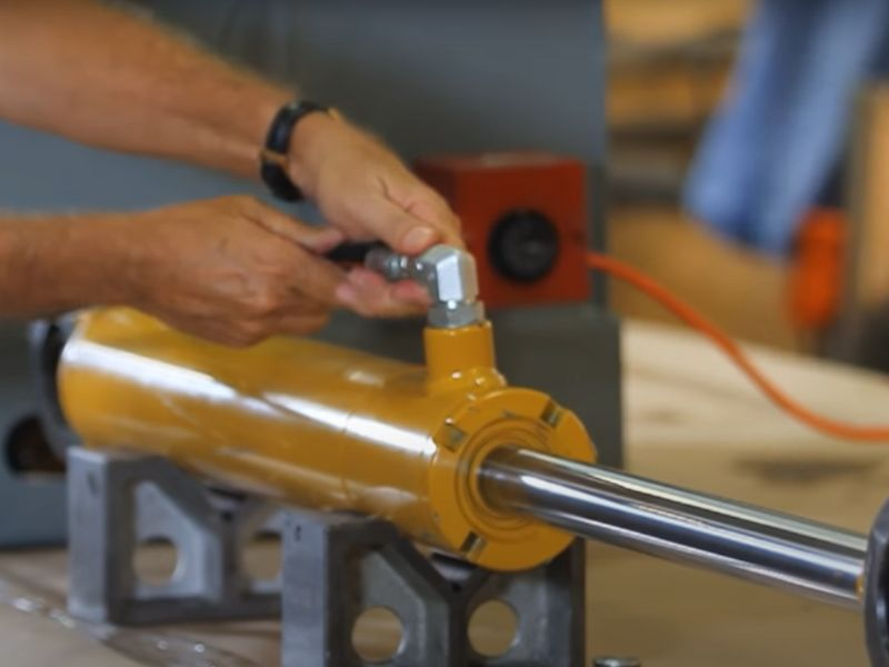 Hvordan du trykker på en hydraulisk sylinder