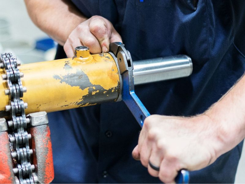 Hvordan fikse en lekkende hydraulisk sylinder